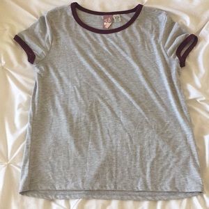 A maroon rimmed grey t-shirt
